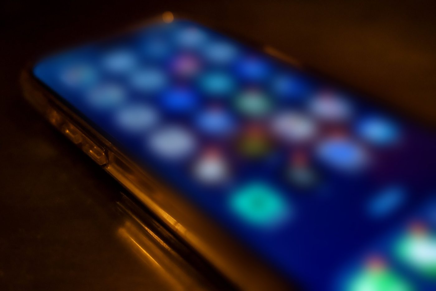 Smartphone con notifiche di messaggi sullo schermo